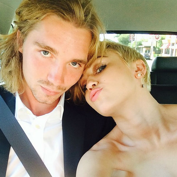 Miley Cyrus sends homeless man on stage to accept her VMA 